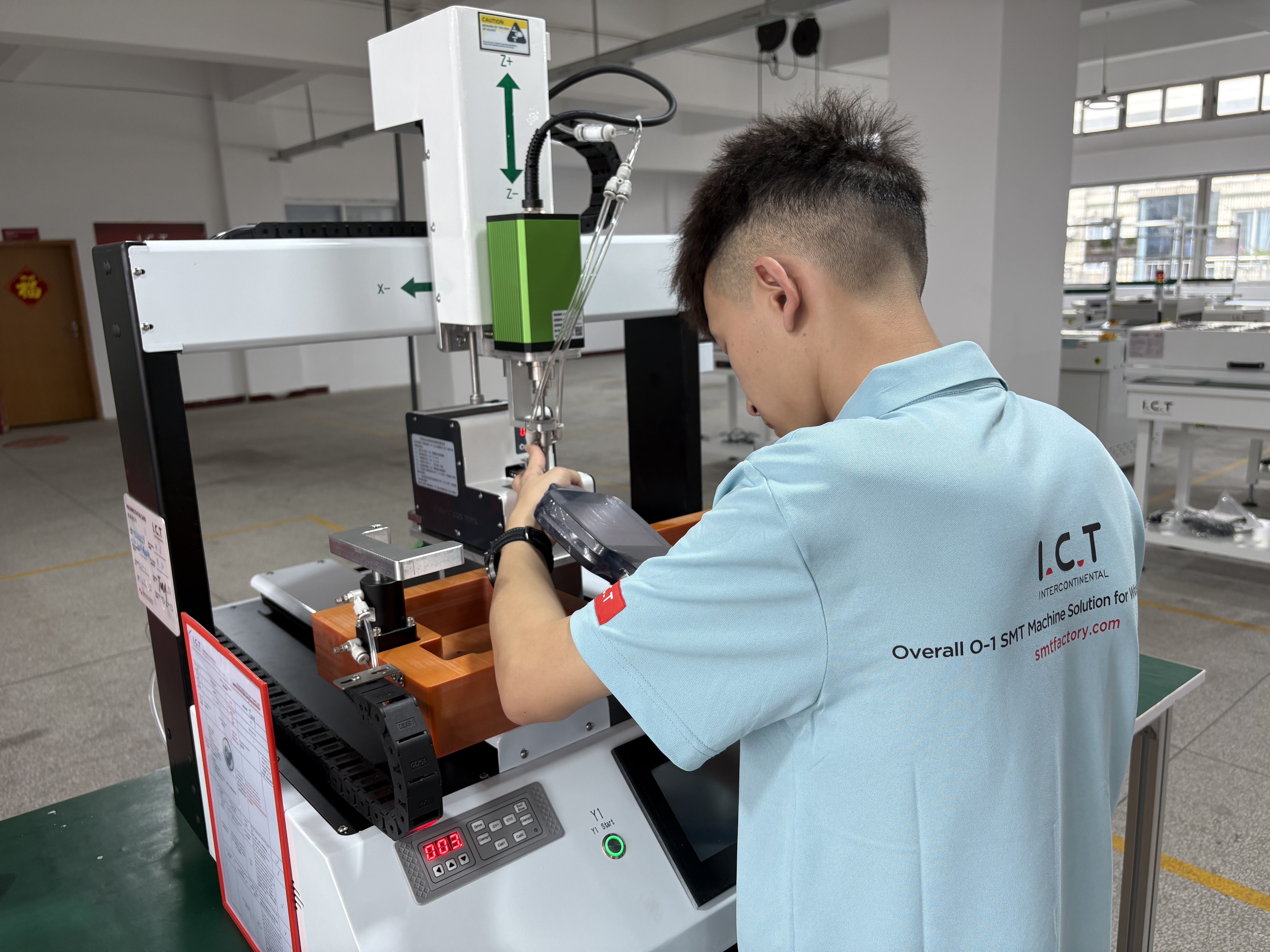 namizni vijak robot.jpg