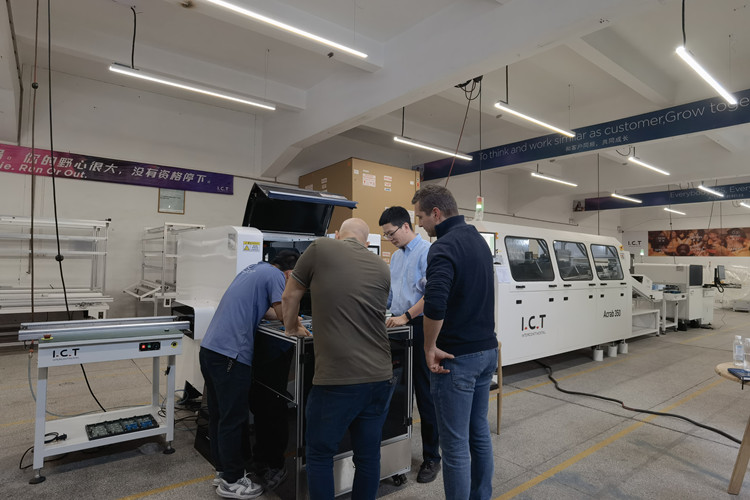 prilagojena avtomatska proizvodna linija THT