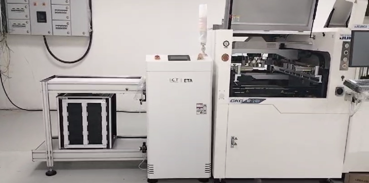 Stroj za ravnanje z IKT PCB z juki