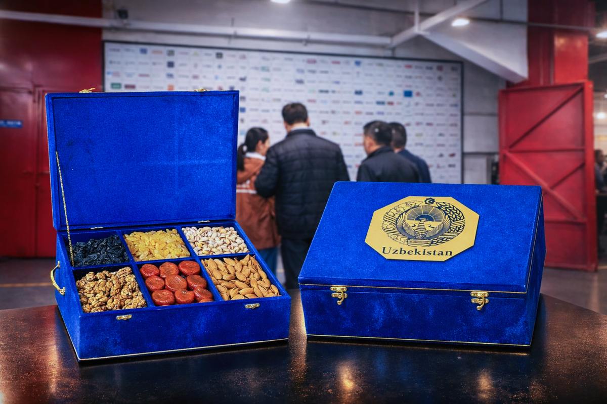 Obisk stranke in premišljeno darilo lokalnih dobrot