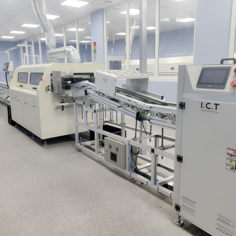 Mini polavtomatski stroj za spajkanje z valovi DIP za tiskano vezje, ki ga držimo