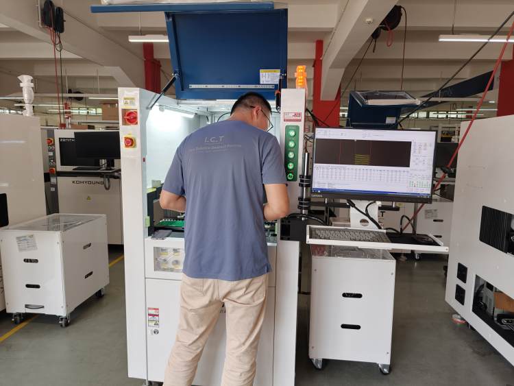 Inženir IKT dokonča testiranje pred odpremo za Conformal Coating Machine.jpg