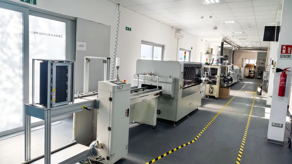 ICT fleksibilna proizvodna linija LED trakov SMT in vakuumska reflow peč, nameščena v tovarni strank v Italiji